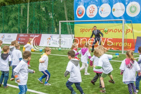  27.05.2015 WARSZAWA URSYNOW<br />OTWARCIE REMONTOWANEGO BOISKA MODERNIZOWANEGO PRZEZ UEFA<br />N/Z JERZY DUDEK GRAJACY Z DZIECMI W PILKE DZIECI<br /> 