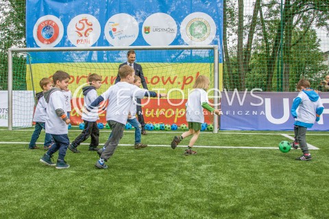  27.05.2015 WARSZAWA URSYNOW<br />OTWARCIE REMONTOWANEGO BOISKA MODERNIZOWANEGO PRZEZ UEFA<br />N/Z JERZY DUDEK GRAJACY Z DZIECMI W PILKE DZIECI<br /> 