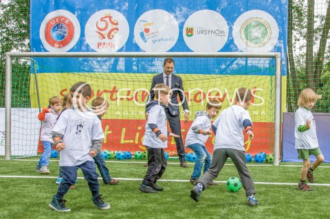  27.05.2015 WARSZAWA URSYNOW<br />OTWARCIE REMONTOWANEGO BOISKA MODERNIZOWANEGO PRZEZ UEFA<br />N/Z JERZY DUDEK GRAJACY Z DZIECMI W PILKE DZIECI<br /> 