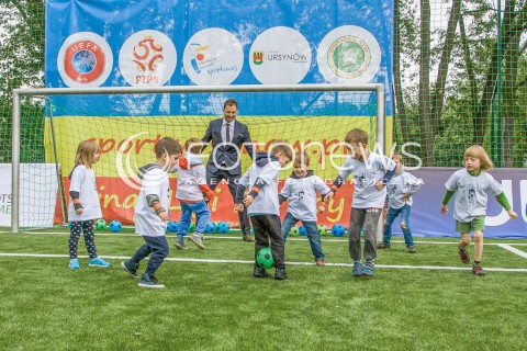  27.05.2015 WARSZAWA URSYNOW<br />OTWARCIE REMONTOWANEGO BOISKA MODERNIZOWANEGO PRZEZ UEFA<br />N/Z JERZY DUDEK GRAJACY Z DZIECMI W PILKE DZIECI<br /> 