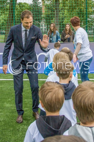  27.05.2015 WARSZAWA URSYNOW<br />OTWARCIE REMONTOWANEGO BOISKA MODERNIZOWANEGO PRZEZ UEFA<br />N/Z JERZY DUDEK GRAJACY Z DZIECMI W PILKE DZIECI<br /> 