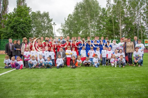  27.05.2015 WARSZAWA URSYNOW<br />OTWARCIE REMONTOWANEGO BOISKA MODERNIZOWANEGO PRZEZ UEFA<br />N/Z ZDJECIE GRUPOWE UCZNIOWIE Z PRZEDSTAWICIELAMI UEFA ORAZ BURMISTRZEM URSYNOWA JERZY DUDEK<br /> 