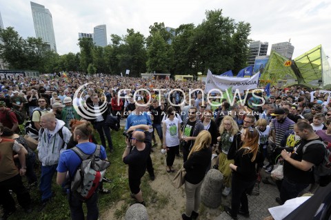  30.05.2015 WARSZAWA<br />MARSZ WYZWOLENIA KONOPI W WARSZAWIE<br />N/Z UCZESTNICY MARSZU<br /> 