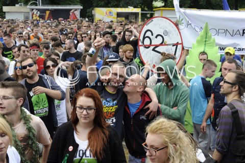  30.05.2015 WARSZAWA<br />MARSZ WYZWOLENIA KONOPI W WARSZAWIE<br />N/Z UCZESTNICY MARSZU<br /> 