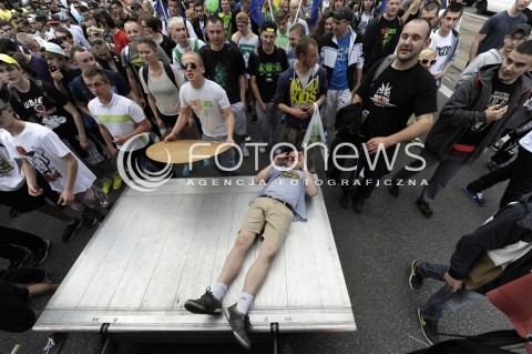  30.05.2015 WARSZAWA<br />MARSZ WYZWOLENIA KONOPI W WARSZAWIE<br />N/Z UCZESTNICY MARSZU<br /> 