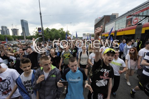  30.05.2015 WARSZAWA<br />MARSZ WYZWOLENIA KONOPI W WARSZAWIE<br />N/Z UCZESTNICY MARSZU<br /> 