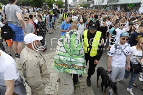  30.05.2015 WARSZAWA<br />MARSZ WYZWOLENIA KONOPI W WARSZAWIE<br />N/Z UCZESTNICY MARSZU<br /> 