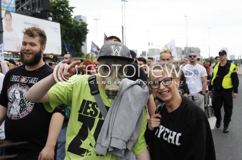  30.05.2015 WARSZAWA<br />MARSZ WYZWOLENIA KONOPI W WARSZAWIE<br />N/Z UCZESTNICY MARSZU<br /> 