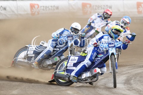  31.05.2015 RZESZOW <br />ZUZEL PGE SPEEDWAY EKSTRALIGA SEASON 2015 <br />MECZ PGE STAL RZESZOW - UNIA TARNOW <br />N/Z BIEG NR 1: KENNETH BJERRE (ZOLTY), PETER LJUNG (CZERWONY), ARTUR MROCZKA (BIALY), KAROL BARAN (NIEBIESKI) <br /> 