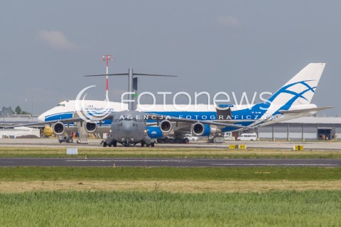  15.06.2015 LOTNISKO JASIONKA<br />SAMOLOT TRANSPORTOWY BOEING C-17 GLOBEMASTER SIL POWIETRZNYCH STANOW ZJEDNOCZONYCH PODCZAS STARTU Z LOTNISKA RZESZOW - JASIONKA. SAMOLOTEM PRZYLECIELI ZOLNIERZE I ZMIANY MISJI RESOLUTE SUPPORT Z AFGANISTANU.<br />N/Z SAMOLOT BOEING C17 GLOBEMASTER USAF , W TLE SAMOLOT BOEING 747 JUMBO JET<br /> 