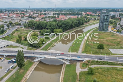  20.06.2015 RZESZOW<br />MIASTO RZESZOW Z LOTU PTAKA<br />N/Z MOST ZAMKOWY , BULWARY, RZEKA WISLOK , WIEZOWIEC CAPITAL TOWERS (P)<br /> 