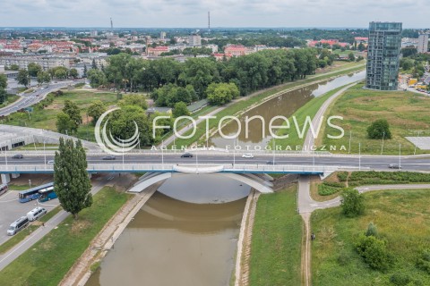  20.06.2015 RZESZOW<br />MIASTO RZESZOW Z LOTU PTAKA<br />N/Z MOST ZAMKOWY , BULWARY, RZEKA WISLOK , WIEZOWIEC CAPITAL TOWERS (P)<br /> 