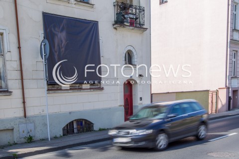  26.06.2015 RZESZOW<br />WYSTAWA SZTUKI MUR-ART NA MURACH ZAMKU LUBOMIRSKICH W RZESZOWIE<br />WYSTAWA JEST CZESCIA TRWAJACEGO W MIESCIE EUROPEJSKIEGO STADIONU KULTURY<br />N/Z JEDEN Z KONTROWERSYJNYCH OBRAZOW, KTORY ZOSTAL ZAWIESZONY NAPRZECIWKO ZAMKU. WLADZE ZAMKU NIE ZGODZILY SIE NA UMIESZCZENIE AKTU NA MURACH ZAMKU<br /> 