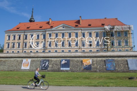  26.06.2015 RZESZOW<br />WYSTAWA SZTUKI MUR-ART NA MURACH ZAMKU LUBOMIRSKICH W RZESZOWIE<br />WYSTAWA JEST CZESCIA TRWAJACEGO W MIESCIE EUROPEJSKIEGO STADIONU KULTURY<br />N/Z OBRAZY NA MURZE ZAMKU<br /> 