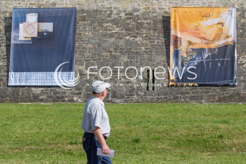  26.06.2015 RZESZOW<br />WYSTAWA SZTUKI MUR-ART NA MURACH ZAMKU LUBOMIRSKICH W RZESZOWIE<br />WYSTAWA JEST CZESCIA TRWAJACEGO W MIESCIE EUROPEJSKIEGO STADIONU KULTURY<br />N/Z OBRAZY NA MURZE ZAMKU<br /> 