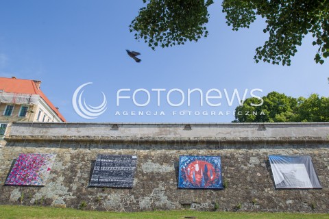  26.06.2015 RZESZOW<br />WYSTAWA SZTUKI MUR-ART NA MURACH ZAMKU LUBOMIRSKICH W RZESZOWIE<br />WYSTAWA JEST CZESCIA TRWAJACEGO W MIESCIE EUROPEJSKIEGO STADIONU KULTURY<br />N/Z OBRAZY NA MURZE ZAMKU<br /> 