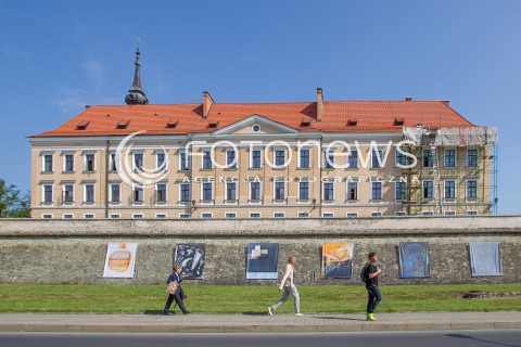  26.06.2015 RZESZOW<br />WYSTAWA SZTUKI MUR-ART NA MURACH ZAMKU LUBOMIRSKICH W RZESZOWIE<br />WYSTAWA JEST CZESCIA TRWAJACEGO W MIESCIE EUROPEJSKIEGO STADIONU KULTURY<br />N/Z OBRAZY NA MURZE ZAMKU<br /> 