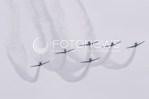  27.06.2015 KRAKOW<br />XI MALOPOLSKI PIKNIK LOTNICZY W KRAKOWIE<br />N/Z ZESPOL AKROBACYJNY ORLIKI NA SAMOLOTACH PZL-130 ORLIK<br /> 