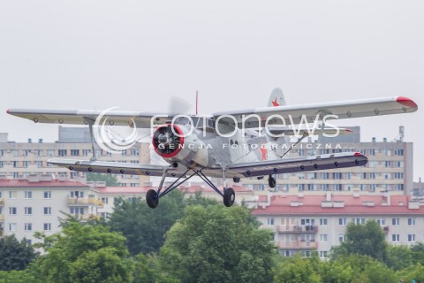  27.06.2015 KRAKOW<br />XI MALOPOLSKI PIKNIK LOTNICZY W KRAKOWIE<br />N/Z ZESPOL RETRO SKY TEAM , SAMOLOT ANTONOV AN-2 (REJESTRACJA: OM-RST )<br /> 