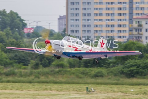  27.06.2015 KRAKOW<br />XI MALOPOLSKI PIKNIK LOTNICZY W KRAKOWIE<br />N/Z ZESPOL RETRO SKY TEAM , SAMOLOT ZLIN Z-326 (REJESTRACJA: OM-OTN )<br /> 