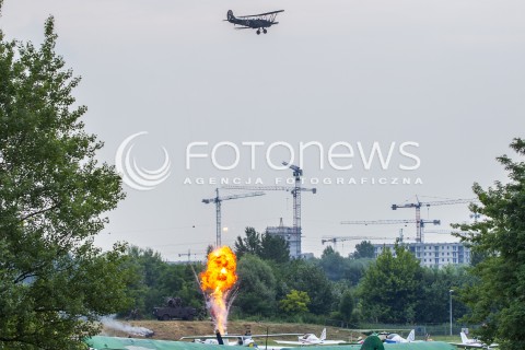  27.06.2015 KRAKOW<br />XI MALOPOLSKI PIKNIK LOTNICZY W KRAKOWIE<br />N/Z ZESPOL RETRO SKY TEAM , SAMOLOT POLIKARPOV PO-2 , PIROTECHNIKA, WYBUCH, OPRAWA<br /> 