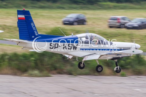  27.06.2015 KRAKOW<br />XI MALOPOLSKI PIKNIK LOTNICZY W KRAKOWIE<br />N/Z SAMOLOT ZLIN 142 (REJESTRACJA: SP-KSW )<br /> 