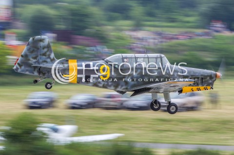  27.06.2015 KRAKOW<br />XI MALOPOLSKI PIKNIK LOTNICZY W KRAKOWIE<br />N/Z ZESPOL RETRO SKY TEAM , SAMOLOT ZLIN Z-226T (REJESTRACJA: OM-WMN )<br /> 