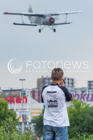  27.06.2015 KRAKOW<br />XI MALOPOLSKI PIKNIK LOTNICZY W KRAKOWIE<br />N/Z FOTOGRAF EPRZ SPOTTERS, W TLE SAMOLOT ANTONOV AN-2<br /> 