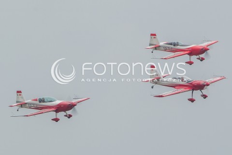  27.06.2015 KRAKOW<br />XI MALOPOLSKI PIKNIK LOTNICZY W KRAKOWIE<br />N/Z ZESPOL AKROBACYJNY FIREBIRDS<br /> 