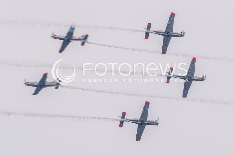  27.06.2015 KRAKOW<br />XI MALOPOLSKI PIKNIK LOTNICZY W KRAKOWIE<br />N/Z ZESPOL AKROBACYJNY ORLIKI NA SAMOLOTACH PZL-130 ORLIK<br /> 