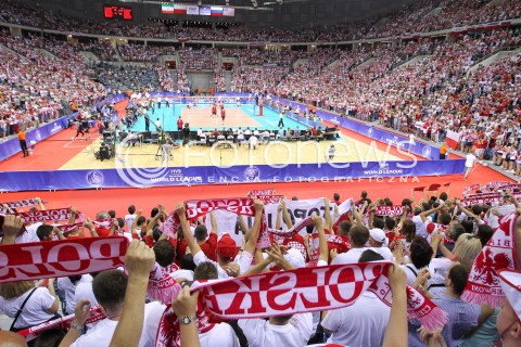  03.07.2015 KRAKOW <br />SIATKOWKA MEZCZYZN LIGA SWIATOWA 2015 <br />FIVB VOLLEYBALL WORLD LEAGUE 2015 <br />MECZ POLSKA - USA ( POLAND - UNITED STATES ) <br />N/Z KIBICE DOPING EMOCJE FLAGI SZALIKI HALA KRAKOW ARENA WIDOK VIEW TRYBUNY<br /> 