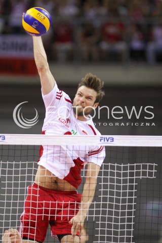  03.07.2015 KRAKOW <br />
SIATKOWKA MEZCZYZN LIGA SWIATOWA 2015 <br />
FIVB VOLLEYBALL WORLD LEAGUE 2015 <br />
MECZ POLSKA - USA ( POLAND - UNITED STATES ) <br />
N/Z ANDRZEJ WRONA SYLWETKA ATAK<br />
 