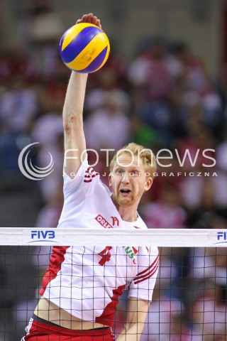  03.07.2015 KRAKOW <br />
SIATKOWKA MEZCZYZN LIGA SWIATOWA 2015 <br />
FIVB VOLLEYBALL WORLD LEAGUE 2015 <br />
MECZ POLSKA - USA ( POLAND - UNITED STATES ) <br />
N/Z JAKUB JAROSZ SYLWETKA ATAK<br />
 