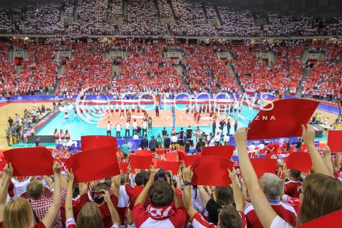  03.07.2015 KRAKOW <br />
SIATKOWKA MEZCZYZN LIGA SWIATOWA 2015 <br />
FIVB VOLLEYBALL WORLD LEAGUE 2015 <br />
MECZ POLSKA - USA ( POLAND - UNITED STATES ) <br />
N/Z KIBICE DOPING OPRAWA HYMN EMOCJE BIALO CZERWONE BARWY HALA KRAKOW ARENA WIDOK VIEW BOISKO TRYBUNY SZALIKI PASIAKI KARTONIKI PANORAMA<br />
 