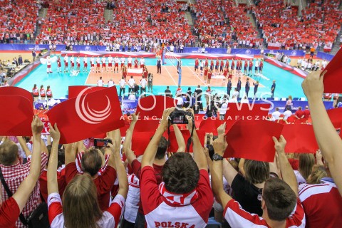  03.07.2015 KRAKOW <br />
SIATKOWKA MEZCZYZN LIGA SWIATOWA 2015 <br />
FIVB VOLLEYBALL WORLD LEAGUE 2015 <br />
MECZ POLSKA - USA ( POLAND - UNITED STATES ) <br />
N/Z KIBICE DOPING OPRAWA HYMN EMOCJE BIALO CZERWONE BARWY HALA KRAKOW ARENA WIDOK VIEW BOISKO TRYBUNY SZALIKI PASIAKI KARTONIKI PANORAMA<br />
 