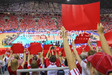  03.07.2015 KRAKOW <br />
SIATKOWKA MEZCZYZN LIGA SWIATOWA 2015 <br />
FIVB VOLLEYBALL WORLD LEAGUE 2015 <br />
MECZ POLSKA - USA ( POLAND - UNITED STATES ) <br />
N/Z KIBICE DOPING OPRAWA HYMN EMOCJE BIALO CZERWONE BARWY HALA KRAKOW ARENA WIDOK VIEW BOISKO TRYBUNY SZALIKI PASIAKI KARTONIKI PANORAMA<br />
 
