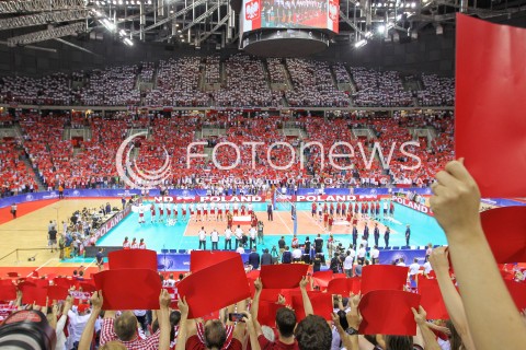  03.07.2015 KRAKOW <br />
SIATKOWKA MEZCZYZN LIGA SWIATOWA 2015 <br />
FIVB VOLLEYBALL WORLD LEAGUE 2015 <br />
MECZ POLSKA - USA ( POLAND - UNITED STATES ) <br />
N/Z KIBICE DOPING OPRAWA HYMN EMOCJE BIALO CZERWONE BARWY HALA KRAKOW ARENA WIDOK VIEW BOISKO TRYBUNY SZALIKI PASIAKI KARTONIKI PANORAMA<br />
 