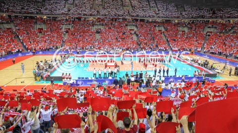  03.07.2015 KRAKOW <br />
SIATKOWKA MEZCZYZN LIGA SWIATOWA 2015 <br />
FIVB VOLLEYBALL WORLD LEAGUE 2015 <br />
MECZ POLSKA - USA ( POLAND - UNITED STATES ) <br />
N/Z KIBICE DOPING OPRAWA HYMN EMOCJE BIALO CZERWONE BARWY HALA KRAKOW ARENA WIDOK VIEW BOISKO TRYBUNY SZALIKI PASIAKI KARTONIKI PANORAMA<br />
 
