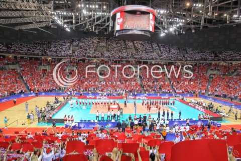  03.07.2015 KRAKOW <br />
SIATKOWKA MEZCZYZN LIGA SWIATOWA 2015 <br />
FIVB VOLLEYBALL WORLD LEAGUE 2015 <br />
MECZ POLSKA - USA ( POLAND - UNITED STATES ) <br />
N/Z KIBICE DOPING OPRAWA HYMN EMOCJE BIALO CZERWONE BARWY HALA KRAKOW ARENA WIDOK VIEW BOISKO TRYBUNY SZALIKI PASIAKI KARTONIKI PANORAMA<br />
 