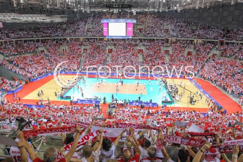  04.07.2015 KRAKOW <br />SIATKOWKA MEZCZYZN LIGA SWIATOWA 2015 <br />FIVB VOLLEYBALL WORLD LEAGUE 2015 <br />MECZ POLSKA - USA ( POLAND - UNITED STATES ) <br />N/Z KIBICE DOPING BIALO CZERWONE BARWY OPRAWA DOPING EMOCJE WIDOK VIEW HALA TAURON ARENA KRAKOW PANORAMA<br /> 