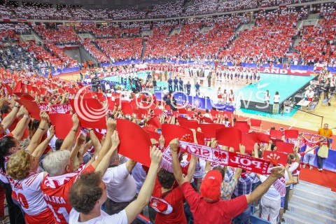  04.07.2015 KRAKOW <br />SIATKOWKA MEZCZYZN LIGA SWIATOWA 2015 <br />FIVB VOLLEYBALL WORLD LEAGUE 2015 <br />MECZ POLSKA - USA ( POLAND - UNITED STATES ) <br />N/Z KIBICE DOPING BIALO CZERWONE BARWY OPRAWA DOPING EMOCJE WIDOK VIEW HALA TAURON ARENA KRAKOW PANORAMA<br /> 