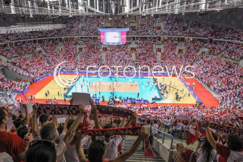  04.07.2015 KRAKOW <br />SIATKOWKA MEZCZYZN LIGA SWIATOWA 2015 <br />FIVB VOLLEYBALL WORLD LEAGUE 2015 <br />MECZ POLSKA - USA ( POLAND - UNITED STATES ) <br />N/Z KIBICE DOPING BIALO CZERWONE BARWY OPRAWA DOPING EMOCJE WIDOK VIEW HALA TAURON ARENA KRAKOW PANORAMA<br /> 