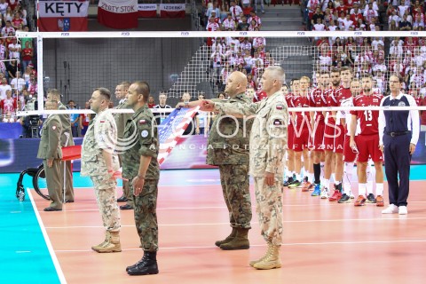 04.07.2015 KRAKOW <br />SIATKOWKA MEZCZYZN LIGA SWIATOWA 2015 <br />FIVB VOLLEYBALL WORLD LEAGUE 2015 <br />MECZ POLSKA - USA ( POLAND - UNITED STATES ) <br />N/Z FLAGI REPREZENTACJI POLSKI PODCZAS HYMNU TRZYMAJA ZOLNIERZE WETERANI WOJENNI<br /> 