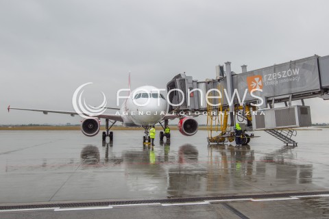  14.07.2015 LOTNISKO JASIONKA<br />INAUGURACJA POLACZENIA RZESZOW - EDYNBURG CZESKICH LINII LOTNICZYCH CSA CZECH AIRLINES W PORCIE LOTNICZYM RZESZOW JASIONKA<br />N/Z SAMOLOT AIRBUS A319 LINII CSA AIRLINES REJESTRACJA OK-NEO<br /> 