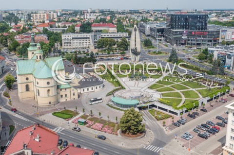  18.07.2015 RZESZOW<br />MIASTO RZESZOW Z LOTU PTAKA<br />N/Z OGRODY BERNARDYNSKIE (C), POMNIK CZYNU REWOLUCYJNEGO (C), GALERIA RZESZOW (P), SANKTUARIUM MATKI BOZEJ RZESZOWSKIEJ (L)<br /> 