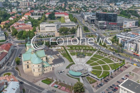  18.07.2015 RZESZOW<br />MIASTO RZESZOW Z LOTU PTAKA<br />N/Z OGRODY BERNARDYNSKIE (C), POMNIK CZYNU REWOLUCYJNEGO (C), GALERIA RZESZOW (P), SANKTUARIUM MATKI BOZEJ RZESZOWSKIEJ (L) ( ULICA SOKOLA , ULICA JANA III SOBIESKIEGO ) <br /> 