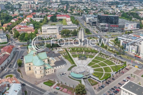  18.07.2015 RZESZOW<br />MIASTO RZESZOW Z LOTU PTAKA<br />N/Z OGRODY BERNARDYNSKIE (C), POMNIK CZYNU REWOLUCYJNEGO (C), GALERIA RZESZOW (P), SANKTUARIUM MATKI BOZEJ RZESZOWSKIEJ (L) ( ULICA SOKOLA , ULICA JANA III SOBIESKIEGO ) <br /> 