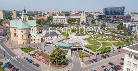  18.07.2015 RZESZOW<br />MIASTO RZESZOW Z LOTU PTAKA<br />N/Z OGRODY BERNARDYNSKIE (C), POMNIK CZYNU REWOLUCYJNEGO (C), GALERIA RZESZOW (P), SANKTUARIUM MATKI BOZEJ RZESZOWSKIEJ (L)<br /> 
