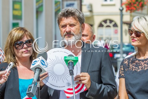  21.07.2015 RZESZOW<br />WIZYTA JANUSZA PALIKOTA W RZESZOWIE<br />N/Z JANUSZ PALIKOT OKRAGLA KARTA DO GLOSOWANIA<br /> 