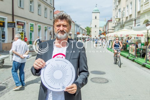  21.07.2015 RZESZOW<br />WIZYTA JANUSZA PALIKOTA W RZESZOWIE<br />N/Z JANUSZ PALIKOT OKRAGLA KARTA DO GLOSOWANIA<br /> 